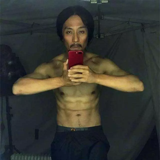 陳赫你又在搞笑,這樣蹲在牆角吃東西,難怪網友差點沒認出