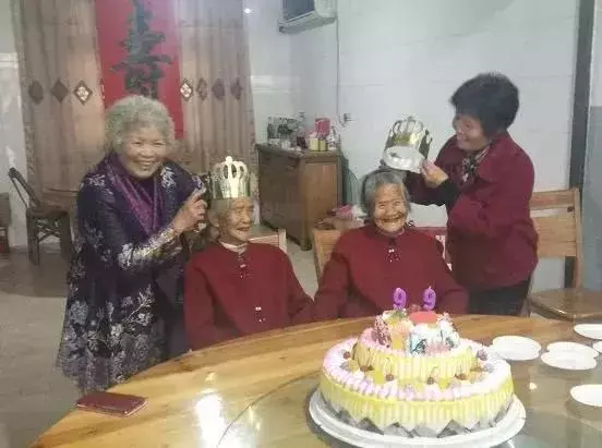 一對雙胞胎姐妹 雙雙高壽99歲 快來看看長壽秘訣