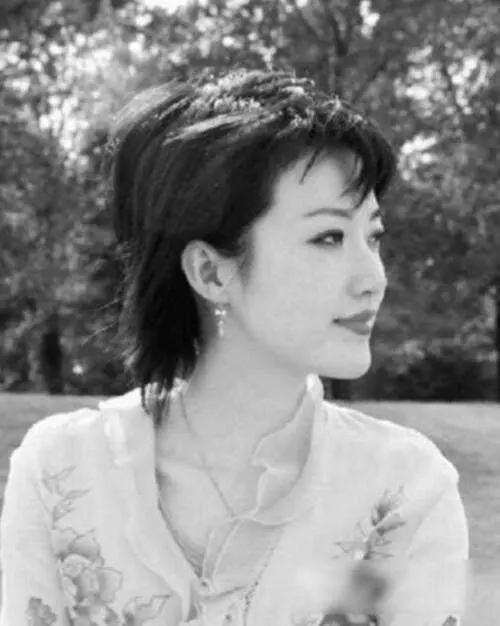 她是亞洲最美領導人,以擁有中華血統自豪。原籍梅州客家,原名丘英東;姜子牙是她祖先!