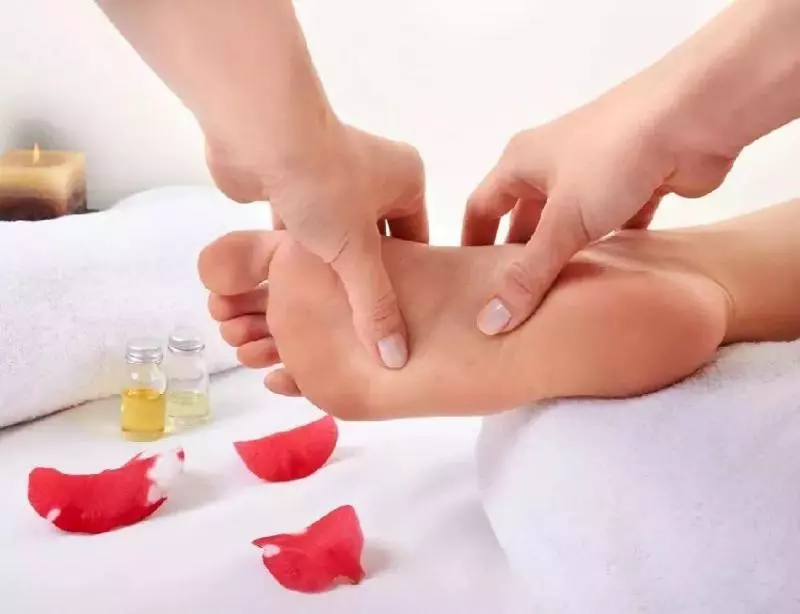 【警惕】天冷泡個腳,男子雙腳潰爛發黑!泡腳後一個小動作千萬注意!