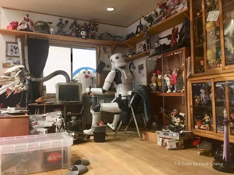 房間放鋼鐵人1:1模型已夠讓人羨慕 網換角度看到「房間主人」更驚訝無語