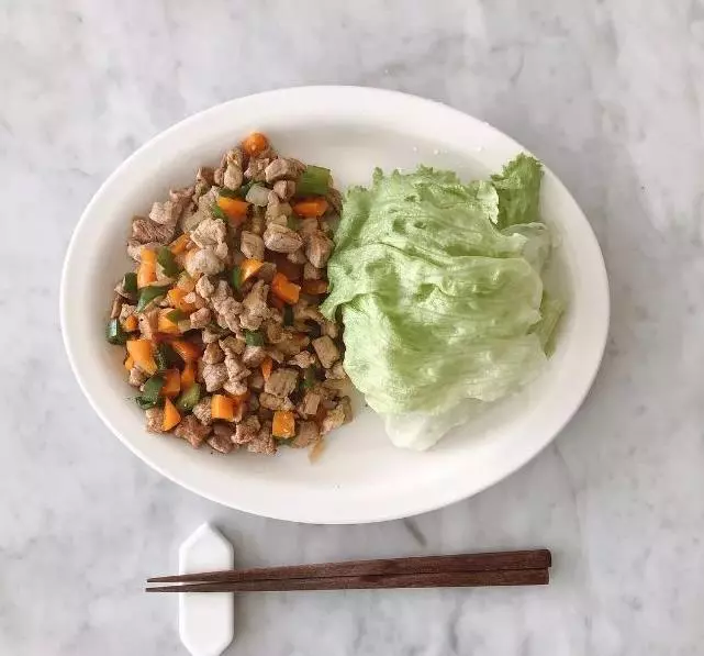 26歲肌肉小野獸,竟被42歲阿姨泡走了,看到她的真實面目才發現應該的!