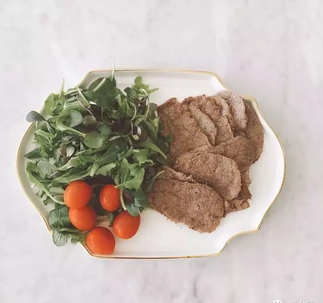26歲肌肉小野獸,竟被42歲阿姨泡走了,看到她的真實面目才發現應該的!
