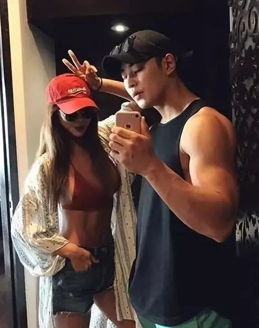 26歲肌肉小野獸,竟被42歲阿姨泡走了,看到她的真實面目才發現應該的!