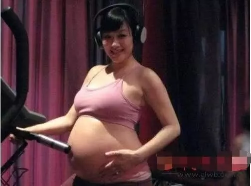 鐘麗緹真的是不要命了,看了這個孕肚,網友:這是要嚇死誰呀!
