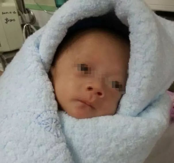 龍鳳胎剛出生,婆婆就趕來搶,小舅子直接一巴掌過去,婆婆蒙了