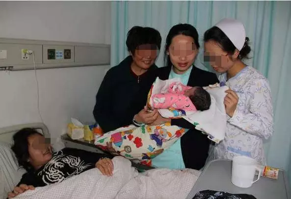 龍鳳胎剛出生,婆婆就趕來搶,小舅子直接一巴掌過去,婆婆蒙了