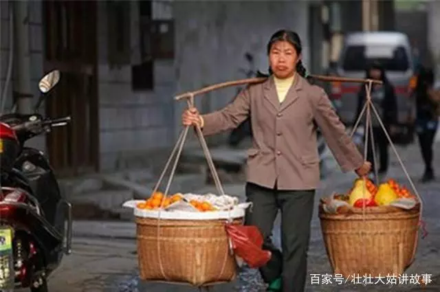 不顧母親反對遠嫁,三年後被丈夫拋棄偷偷回娘家,推開門女兒愣了