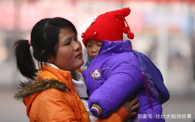 不顧母親反對遠嫁,三年後被丈夫拋棄偷偷回娘家,推開門女兒愣了