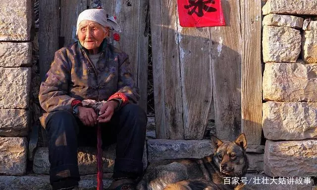 不顧母親反對遠嫁,三年後被丈夫拋棄偷偷回娘家,推開門女兒愣了
