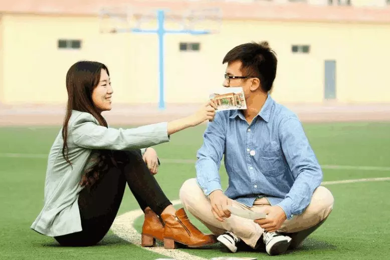 兒媳上吐下瀉,婆婆卻捂嘴笑,離婚時婆婆說出實情,兒媳愣住了
