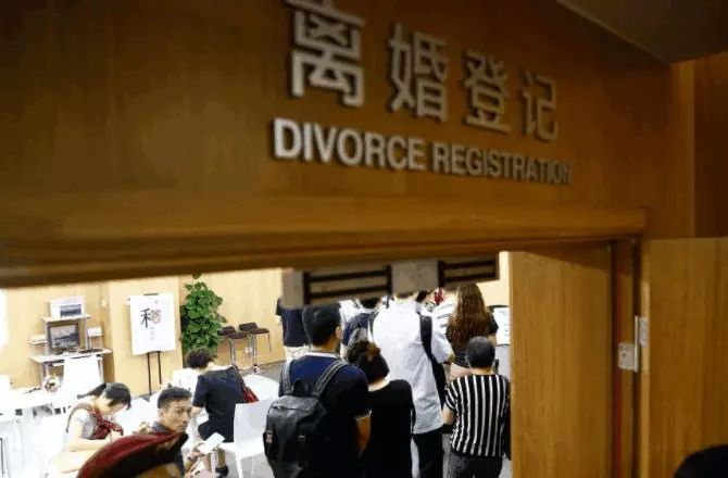 兒媳上吐下瀉,婆婆卻捂嘴笑,離婚時婆婆說出實情,兒媳愣住了