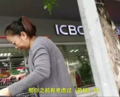 狗狗癱瘓8年沒法走路,主人依然沒放棄,裝上小輪椅之後,生活變了