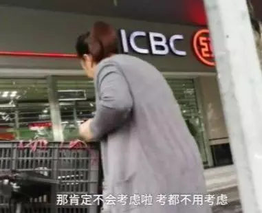 狗狗癱瘓8年沒法走路,主人依然沒放棄,裝上小輪椅之後,生活變了