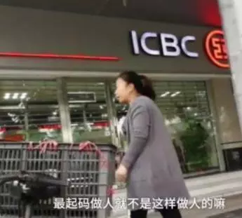 狗狗癱瘓8年沒法走路,主人依然沒放棄,裝上小輪椅之後,生活變了