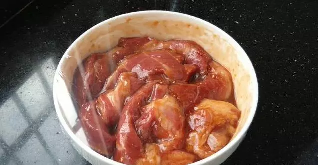 家庭版電鍋蜜汁叉燒肉,正宗的傳統味道,做法簡單,配方用錢也買不到了