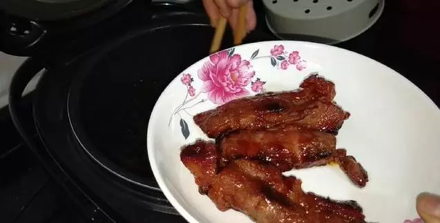 家庭版電鍋蜜汁叉燒肉,正宗的傳統味道,做法簡單,配方用錢也買不到了