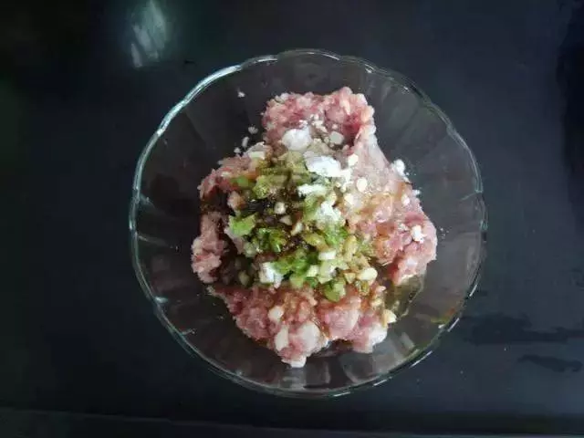 青椒不要再炒肉絲了,教你做虎皮辣椒,好吃的不要不要滴