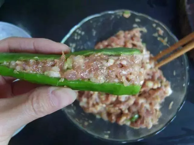 青椒不要再炒肉絲了,教你做虎皮辣椒,好吃的不要不要滴