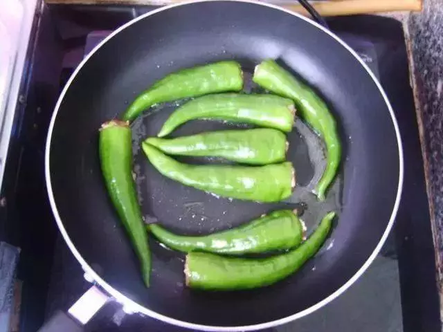青椒不要再炒肉絲了,教你做虎皮辣椒,好吃的不要不要滴