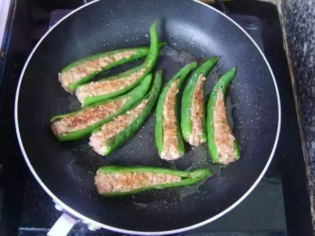 青椒不要再炒肉絲了,教你做虎皮辣椒,好吃的不要不要滴