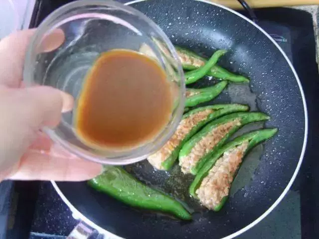 青椒不要再炒肉絲了,教你做虎皮辣椒,好吃的不要不要滴