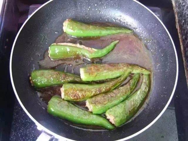 青椒不要再炒肉絲了,教你做虎皮辣椒,好吃的不要不要滴