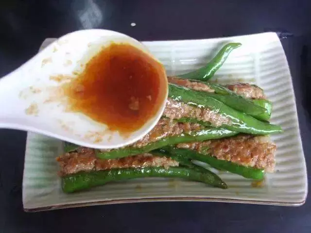 青椒不要再炒肉絲了,教你做虎皮辣椒,好吃的不要不要滴