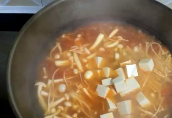 4種鮮美食材煮一鍋素湯,湯鮮味正有營養,酸甜開胃,非常適合秋冬季節