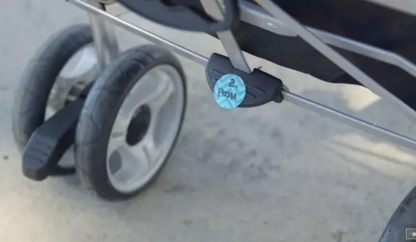 老婆偷偷在寶寶的「嬰兒車輪」纏上束帶,讓老公超困惑!一推動後,所有人都看呆了!太強了!!