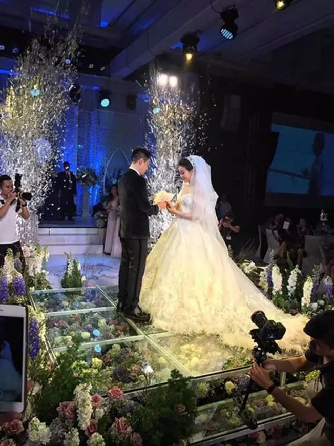 【網戀10個月從未見面!】校花不顧家人反對『堅持嫁外勞』!結婚前才知道『男友竟是富豪』!