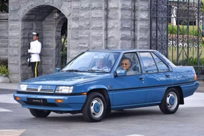 【柔佛蘇丹竟然架古董Saga載敦馬去機場?!】原來這輛「第一代Proton Saga」大有來頭!