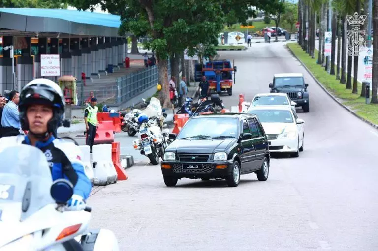 【柔佛蘇丹竟然架古董Saga載敦馬去機場?!】原來這輛「第一代Proton Saga」大有來頭!