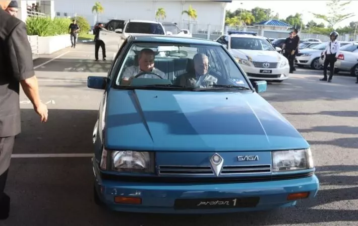 【柔佛蘇丹竟然架古董Saga載敦馬去機場?!】原來這輛「第一代Proton Saga」大有來頭!