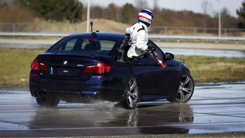 「新一代BMW M5」用8小時甩破新紀錄　最強大招：邊開邊加油！