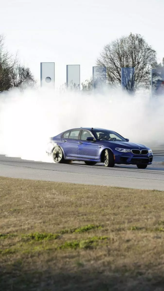 「新一代BMW M5」用8小時甩破新紀錄　最強大招：邊開邊加油！