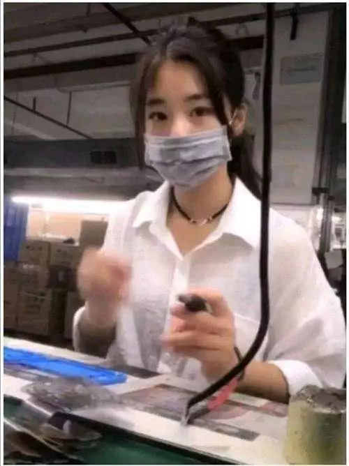 抵不過粉絲硬坳...最美打工妹直播中拿下口罩 「真面目示人」被酸爆:去整形吧妳!