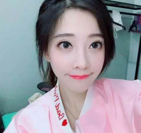 抵不過粉絲硬坳...最美打工妹直播中拿下口罩 「真面目示人」被酸爆:去整形吧妳!