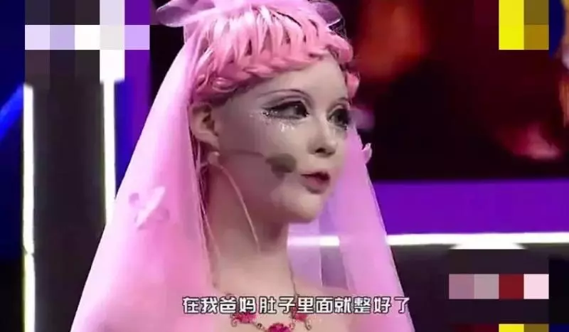 第一真人芭比素顏曝光!「鐮刀型雙眼皮」太嚇人...全臉塑膠味卻堅持:人家純天然啦❤️️