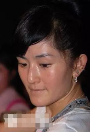 素顏走在街上無人識的七位當紅明星,最後一位「主持一姐」卸妝後秒變路人!