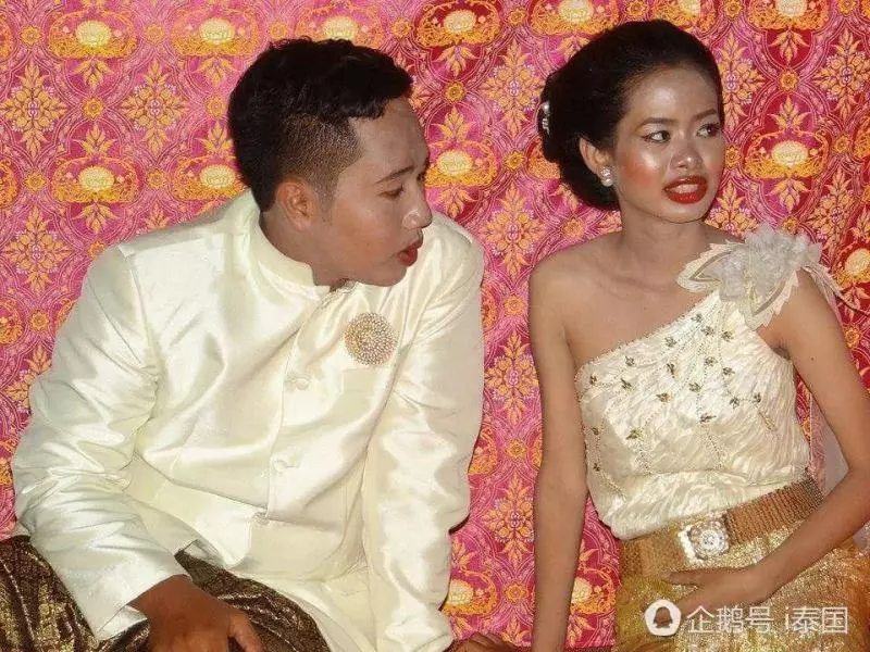 結婚當天新娘被化成「醜角如花」醜爆!換了化妝師後,竟秒變「女神級美嬌娘」!