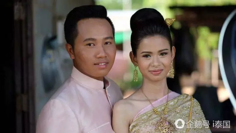 結婚當天新娘被化成「醜角如花」醜爆!換了化妝師後,竟秒變「女神級美嬌娘」!