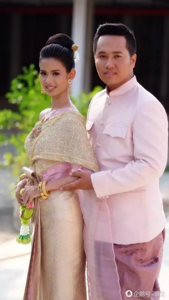 結婚當天新娘被化成「醜角如花」醜爆!換了化妝師後,竟秒變「女神級美嬌娘」!