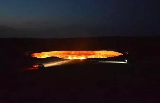 燃燒45年不滅...中亞沙漠「地獄之門」沒人敢接近 卻有個男人執意走進坑底!