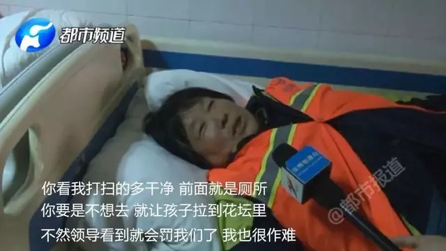 才剛掃完地...清潔工驚見「弟弟蹲下來嗯嗯」忙阻止 中國夫妻惱羞爆嗆︰再吵就抹妳嘴巴!
