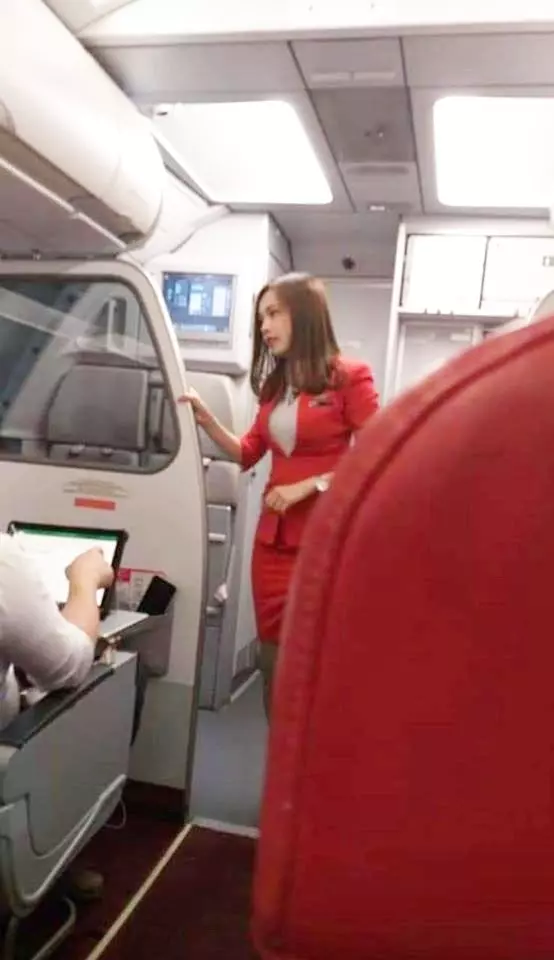 2張照片就爆紅!搭飛機巧遇「空中最美女神」 旅客忍不住偷拍分享:我人生已圓滿❤️️