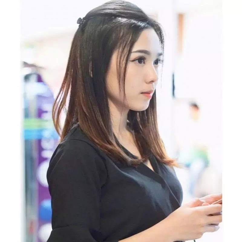2張照片就爆紅!搭飛機巧遇「空中最美女神」 旅客忍不住偷拍分享:我人生已圓滿❤️️