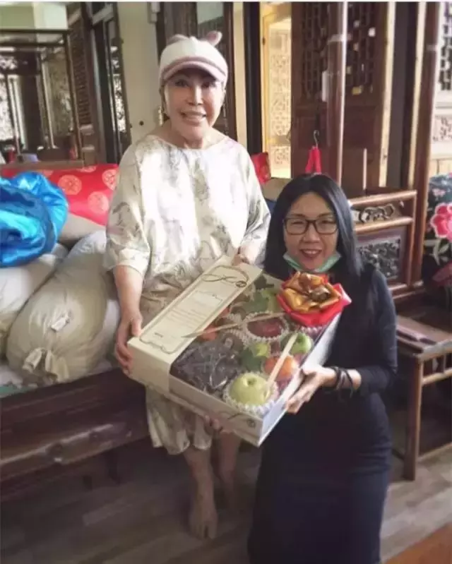 81歲「億萬芭比奶奶」拍片曝光家裡擺設 一入鏡網友全傻眼:她臉上竟然沒有皺紋!