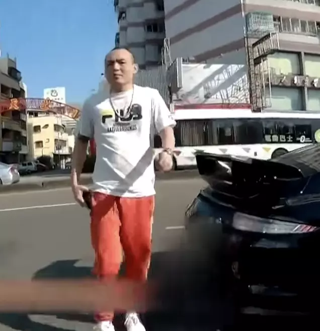 玖壹壹「春風」悠哉開保時捷 女警搖窗開紅燈慢兩拍:X!忘記要簽名!