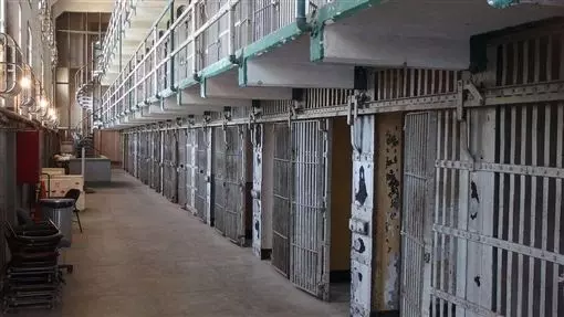 就靠一支湯匙!獄警開門驚見「吃腦補腦」驚悚畫面 監獄竟變吃到飽餐廳